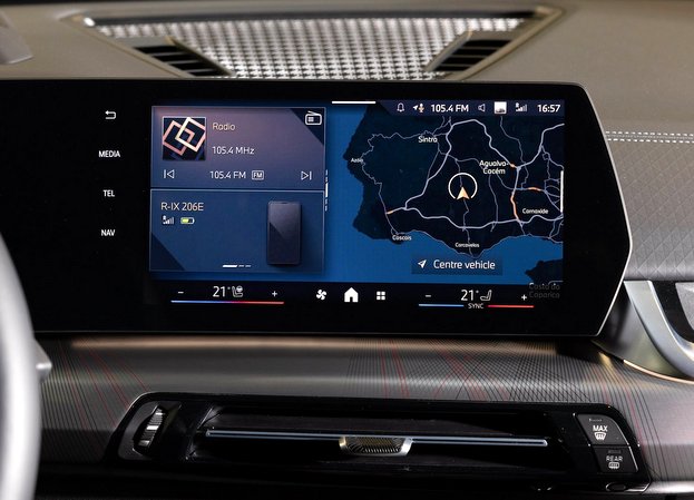 BMW iX2 純正ナビ