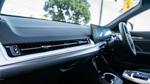 BMW iX2 内装