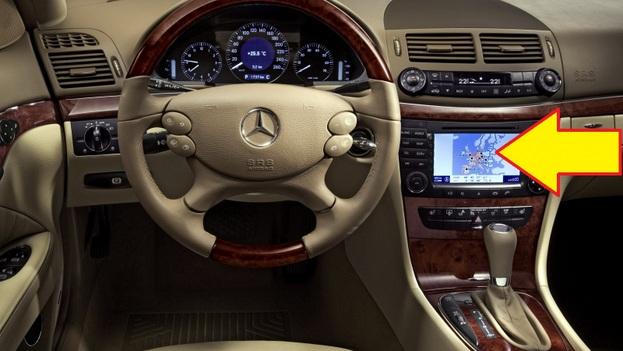 W211 Eクラス 純正ナビ