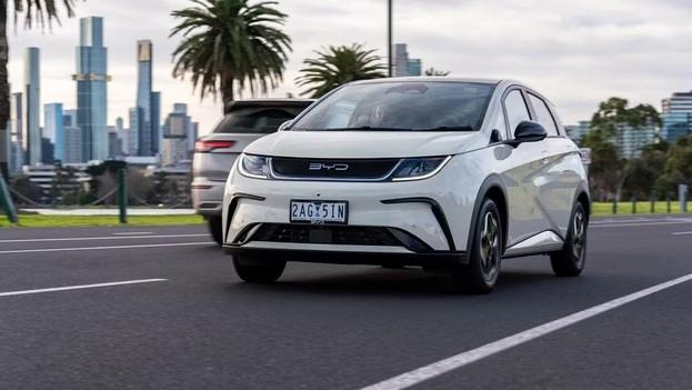 BYD ドルフィン 値段