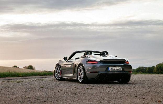 ポルシェ 718スパイダー 新古車