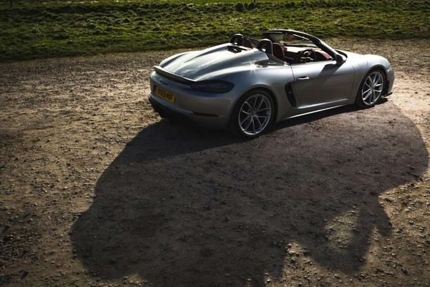 ポルシェ 718スパイダー サイズ